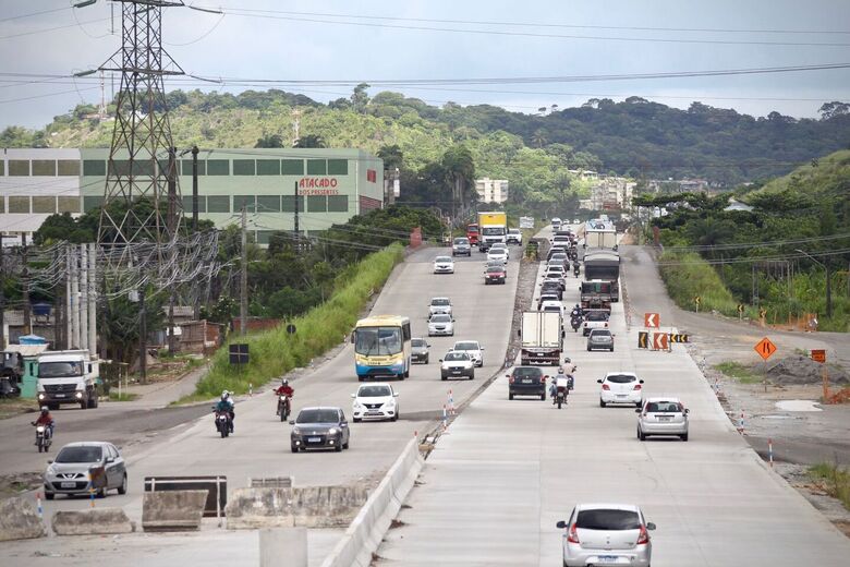Movimentação tranquila na BR 232. Foto: Melissa Fernandes/Folha de Pernambuco