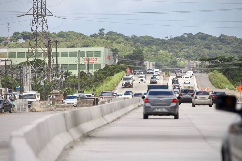 Movimentação tranquila na BR 232. Foto: Melissa Fernandes/Folha de Pernambuco