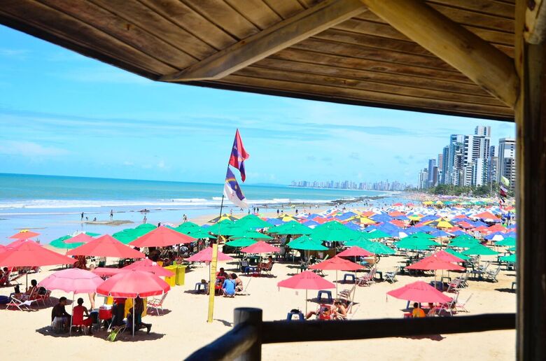 Movimento em Boa Viagem nesta sexta-feira (7) // Foto: Arthur Mota/Folha de Pernambuco