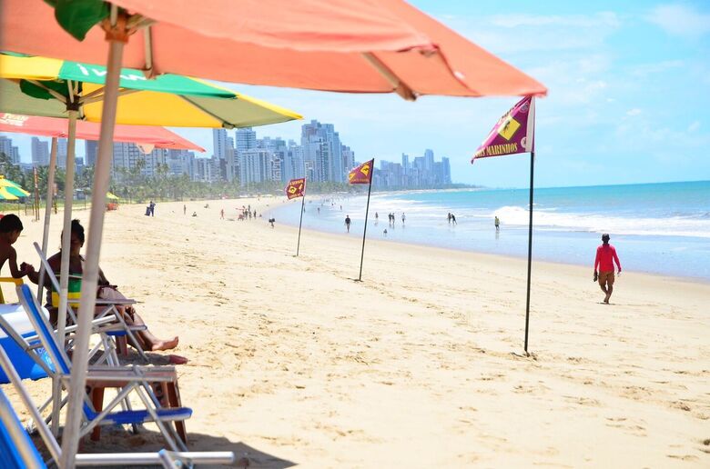 Movimento em Boa Viagem nesta sexta-feira (7) // Foto: Arthur Mota/Folha de Pernambuco