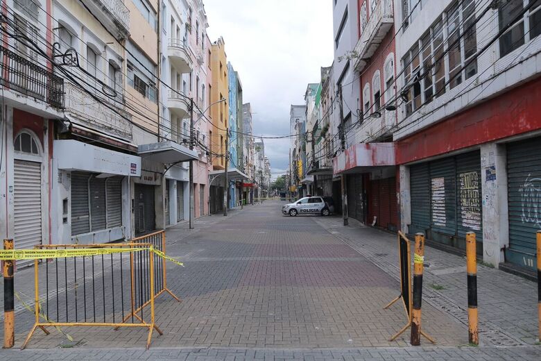 Viatura da PM está no local - Foto: Arthur de Souza/Folha de Pernambuco