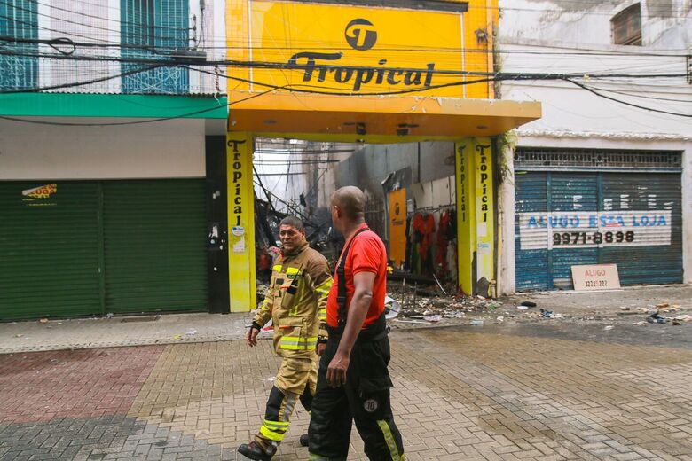Bombeiros retornam ao local do incêndio - Foto: Arthur de Souza/Folha de Pernambuco