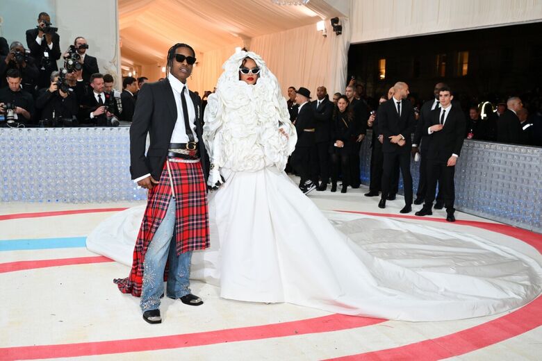 Rihanna e A$AP Rocky no red carpet do MET Gala 2023 (Foto: Angela Weiss / AFP)