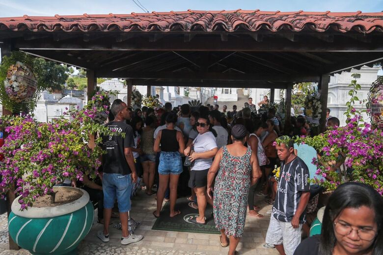 Velório de mãe e filha no Cemitério do Guadalupe - Foto: Alexandre Aroeira/Folha de Pernambuco