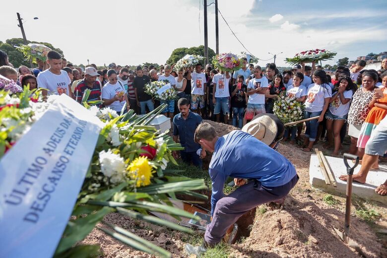 Enterro de mãe e filha vítimas de desabamento - Foto: Alexandre Aroeira/Folha de Pernambuco
