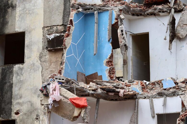 Primeiro dia da demolição do bloco D do edifício Juscelino Kubitscheck, popularmente conhecido como 