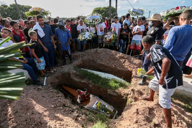 Enterro de mãe e filha vítimas de desabamento - Foto: Alexandre Aroeira/Folha de Pernambuco