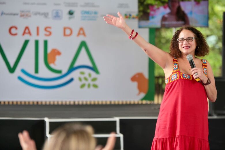 Ministra Luciana Santos discursou no evento de inauguração do Parque Cais da Vila, no bairro do Parnamirim. Foto: Alexandre Aroreira. 