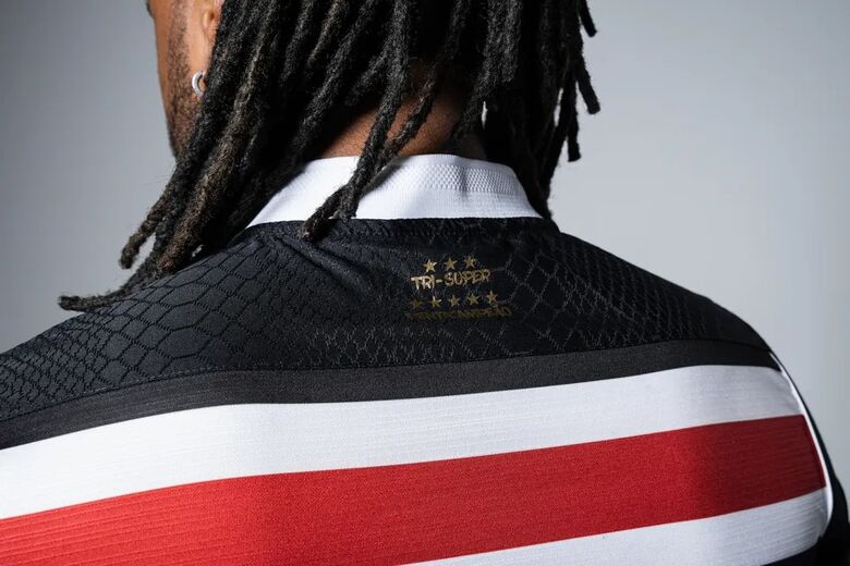 Detalhes da nova camisa do Santa Cruz. Foto: Willian Anacleto/Volt Sport