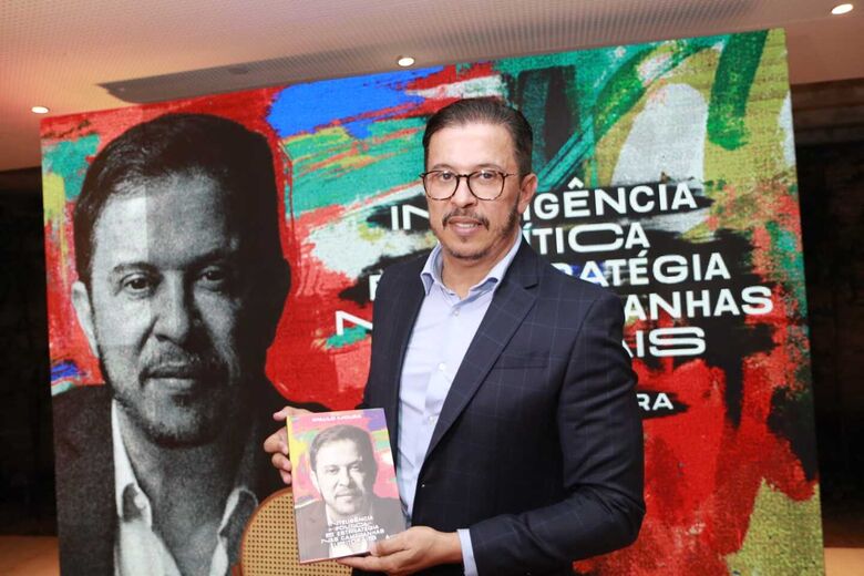 Paulo Moura, estrategista político, lançou o livro 