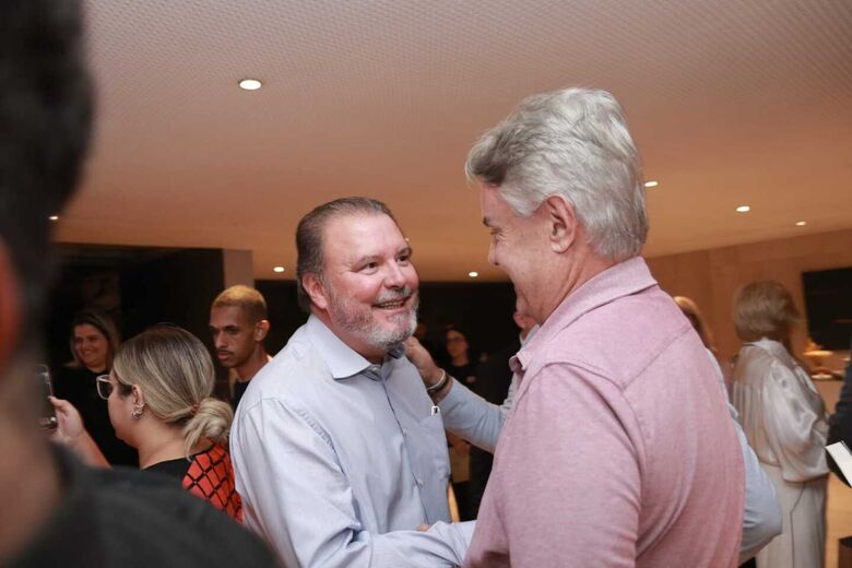 Eduardo Monteiro prestigiou lançamento do livro 