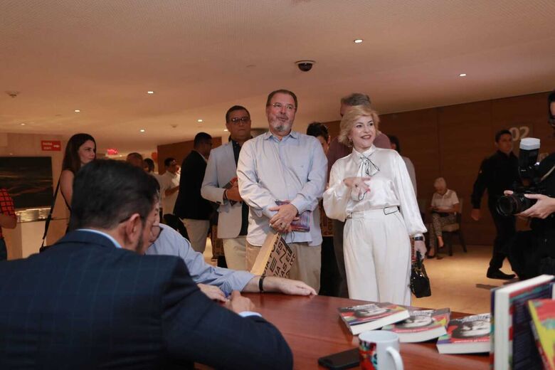 Eduardo Monteiro e a colunista social da Folha de Pernambuco, Roberta Jungmann, no lançamento do livro 