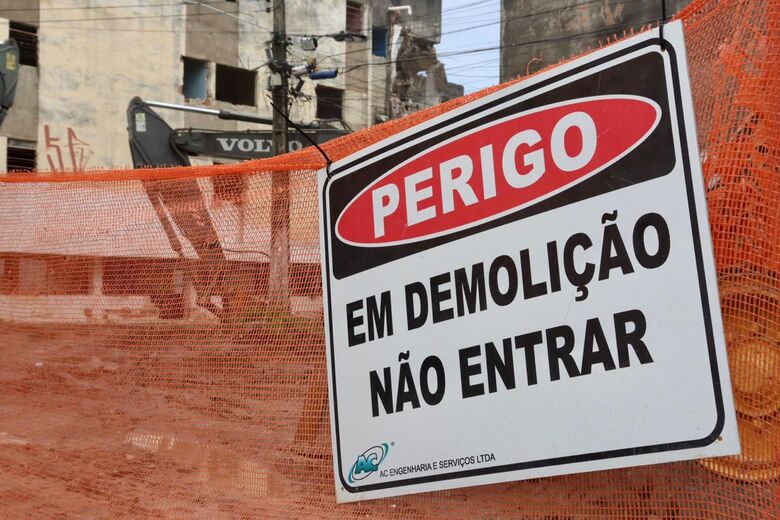 Primeiro dia da demolição do bloco D do edifício Juscelino Kubitscheck, popularmente conhecido como 