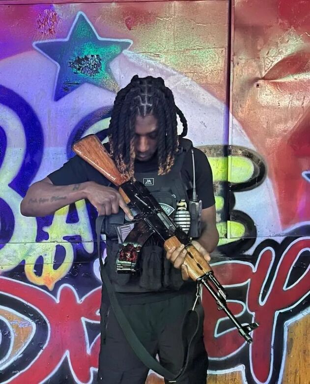 Um dos amigos do rapper Central Cee posa com um fuzil nas redes Foto: Reprodução / Redes sociais