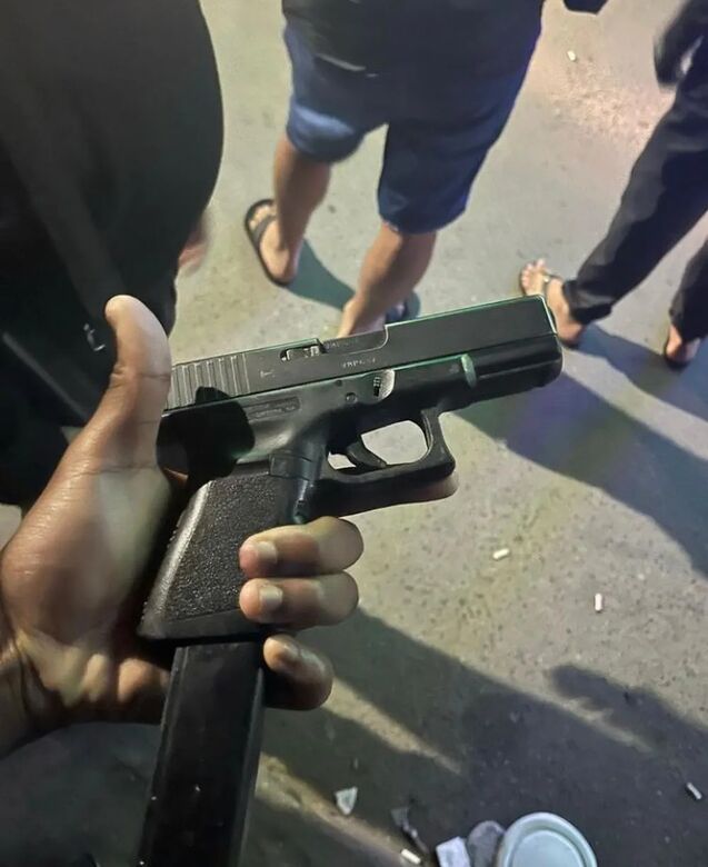 Grupo mostrou uma pistola em um dos registros; polícia apura se armas são de verdade Reprodução / Redes sociais