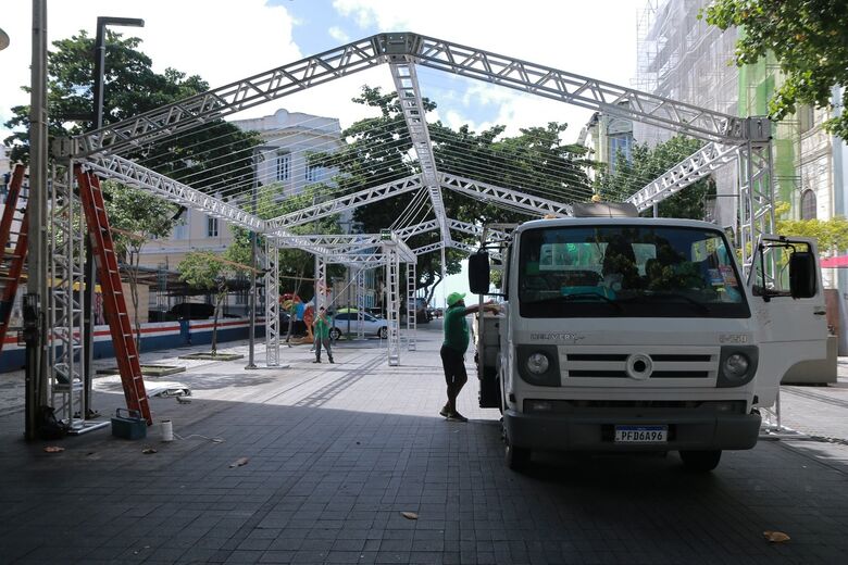 Trabalhadores atuam nos preparativos para o São João na Avenida Rio Branco - FOTO: Melissa Fernandes // Folha de Pernambuco