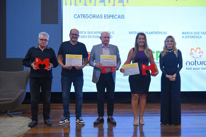 Entrega dos troféus e certificados para as 'Categorias Especiais'. Foto: Paullo Allmeida/ Folha de Pernambuco