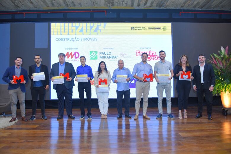 Entrega dos troféus e certificados para as categorias 'Construção' e 'Imóveis'. Foto: Paullo Allmeida/ Folha de Pernambuco
