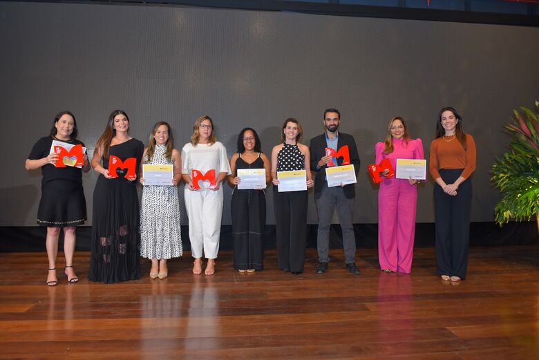 Entrega dos troféus e certificados para a categoria 'Varejo'. Foto: Paullo Allmeida/ Folha de Pernambuco