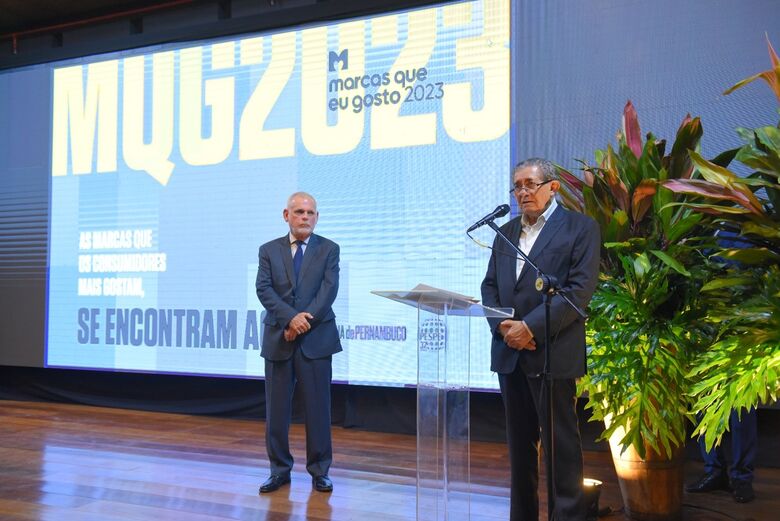 Paulo Pugliesi e José Américo deram início à premiação. Foto: Paullo Allmeida/ Folha de Pernambuco