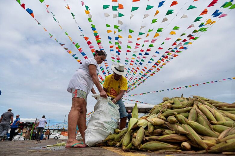 Movimentação da venda de milho no Ceasa. Foto: Alexandre Aroeira/ Folha de Pernambuco