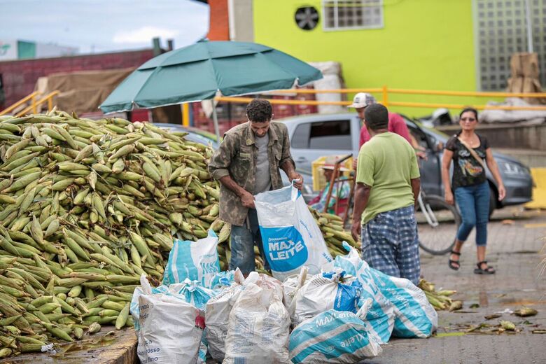 Movimentação da venda de milho no Ceasa. Foto: Alexandre Aroeira/ Folha de Pernambuco