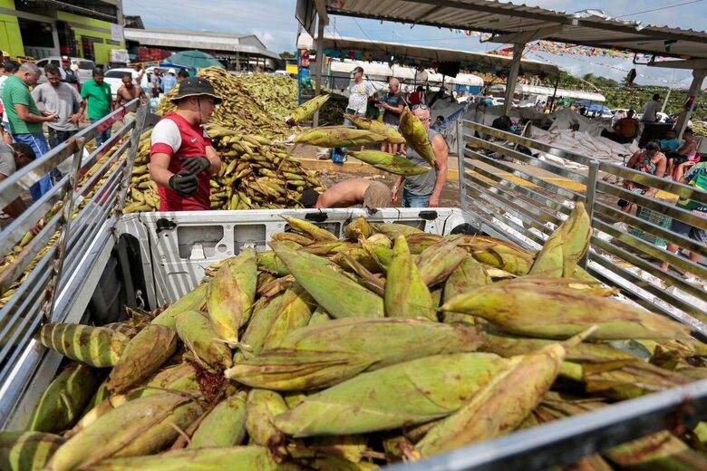 Movimentação da venda de milho no Ceasa. Foto: Alexandre Aroeira/ Folha de Pernambuco