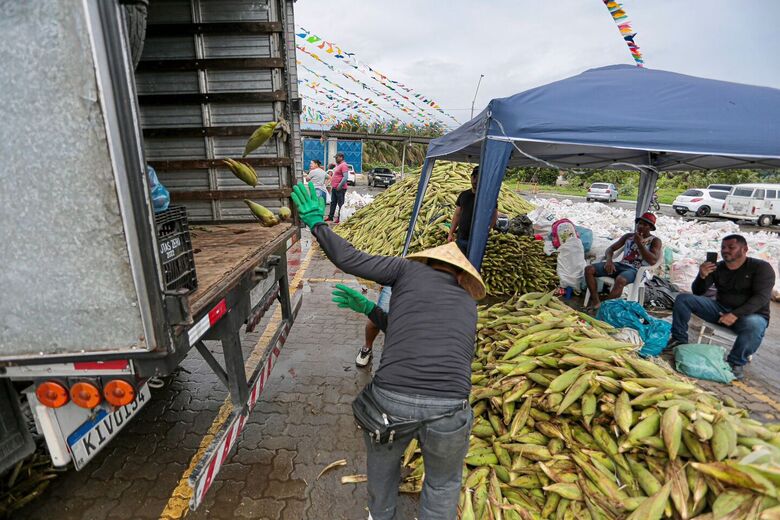 Movimentação da venda de milho no Ceasa. Foto: Alexandre Aroeira/ Folha de Pernambuco