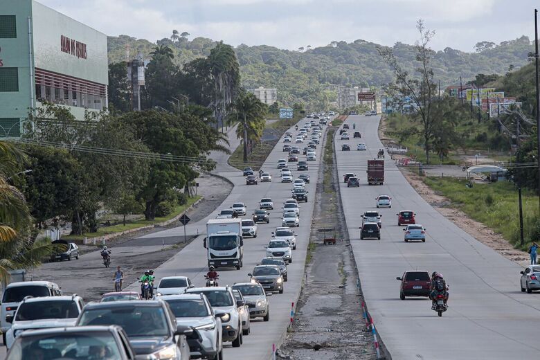 Movimentação na BR-232 na volta do feriado do São João. Foto: Alexandre Aroeira / Folha de Pernambuco
