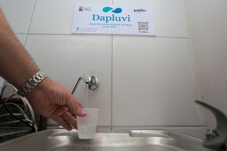 Dignidade e segurança hídrica: projeto visa potabilizar água de chuva para consumo. Foto: Alexandre Aroeira/ Folha de Pernambuco