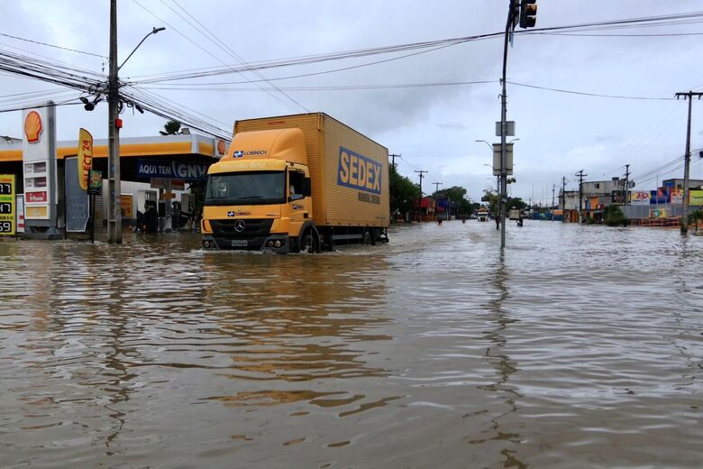 Chuvas deixam pontos de alagamentos e causam transtornos nesta sexta-feira (30) // Foto: Alexandre Aroeira / Aroeira