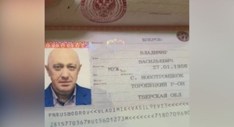 Polícia russa teria achado dineiro, armas, perucas e passaporte na casa do líder do grupo (Foto: Reprodução)