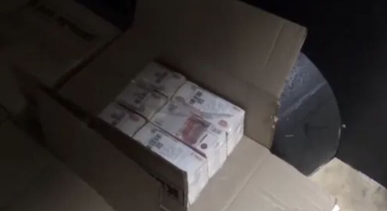 Polícia russa teria achado dineiro, armas, perucas e passaporte na casa do líder do grupo (Foto: Reprodução)