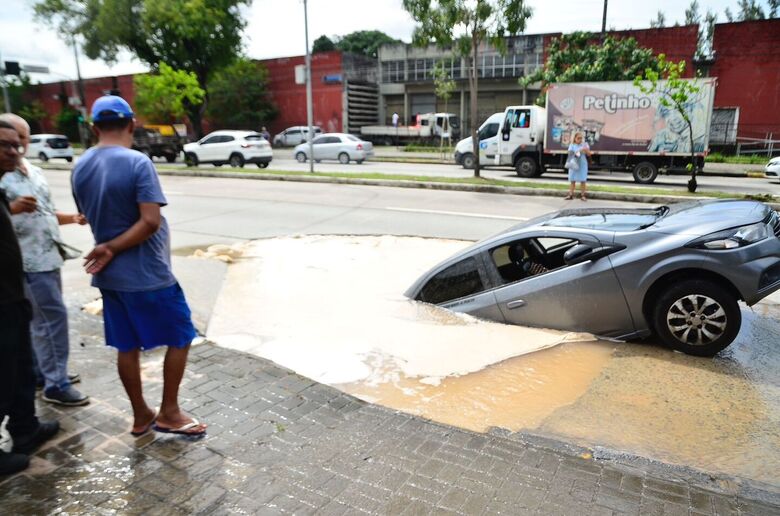 Carro cai em buraco após parte do asfalto ceder na Avenida Recife, Zona Oeste da Capital // Fotos: Arthur Mota/Folha de Pernambuco