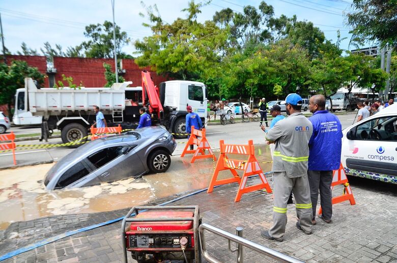 Carro cai em buraco após parte do asfalto ceder na Avenida Recife, Zona Oeste da Capital // Fotos: Arthur Mota/Folha de Pernambuco