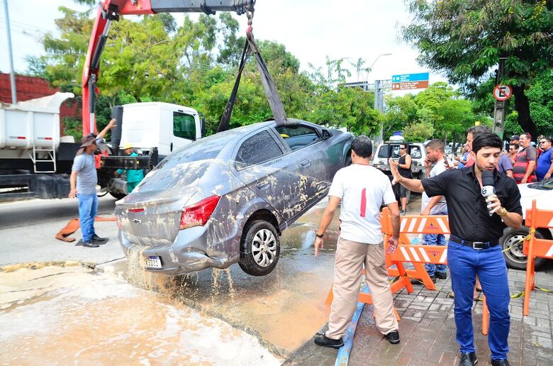 Carro cai em buraco após parte do asfalto ceder na Avenida Recife, Zona Oeste da Capital // Fotos: Arthur Mota/Folha de Pernambuco