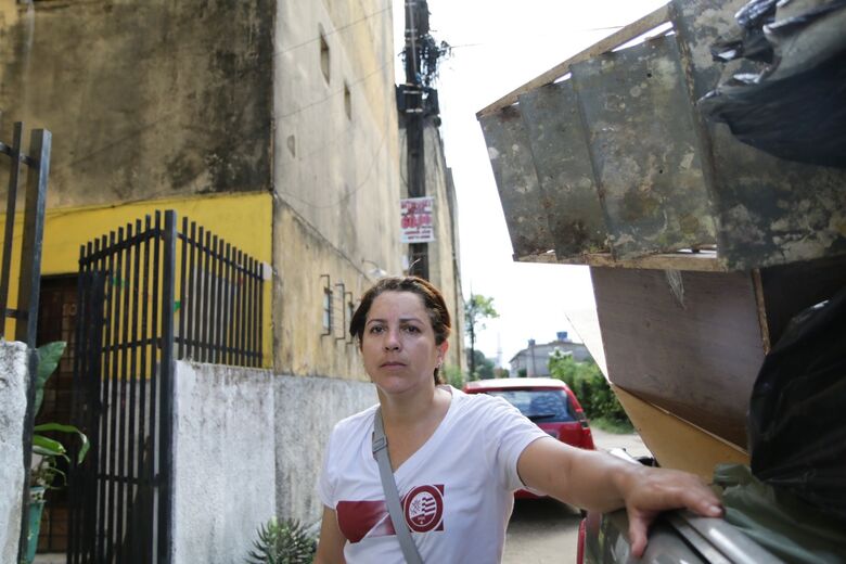 A moradora Karina Lira estava desocupando o prédio recém-interditado - Foto: Arthur Mota/Folha de Pernambuco