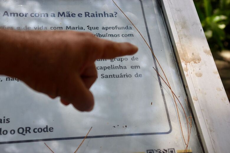 Sangue do autor do crime que teria se ferido ao quebrar o vidro do totem - Foto: Júnior Soares/Folha de Pernambuco