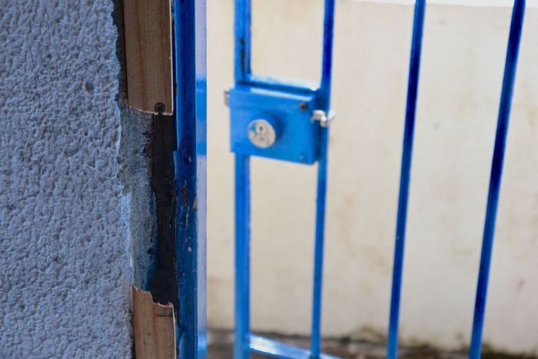 Fechadura da porta da sacristia danificada pelo arrombamento - Foto: Júnior Soares/Folha de Pernambuco