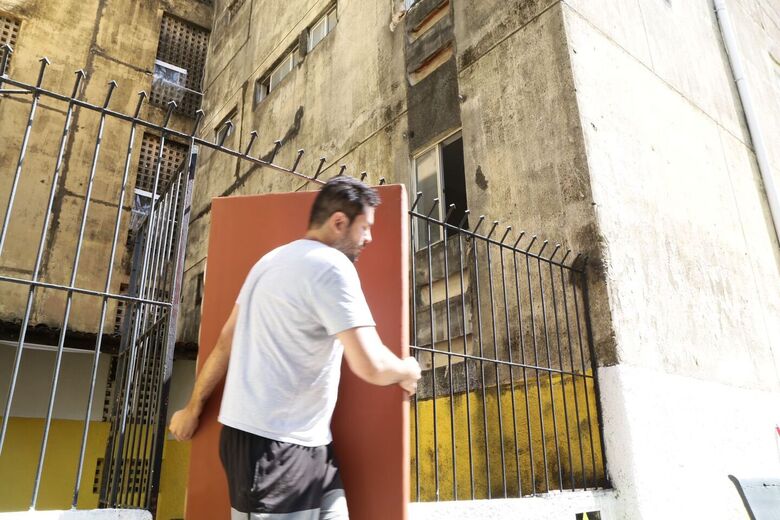 Moradores denunciam furtos e insegurança em prédios interditados no Janga // Fotos: Arthur Mota/Folha de Pernambuco