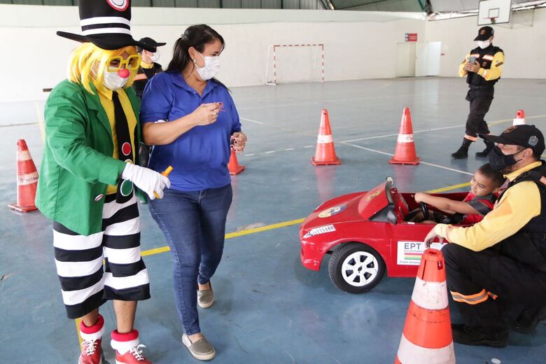 Ação educativa do Detran-PE. - Foto: Arthur Mota/Folha de Pernambuco