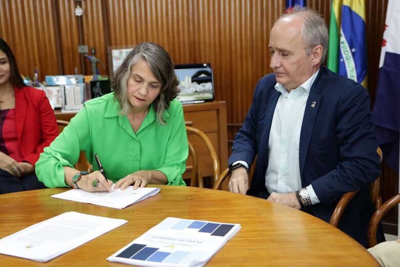 Secretária de Desenvolvimento Social, Direitos Humanos, Juventude e Políticas sobre Drogas, Ana Rita Suassuna, e o reitor da UFRPE, Marcelo Carneiro Leão, assinam documento que firma parceria - Foto: Arthur Mota/Folha de Pernambuco