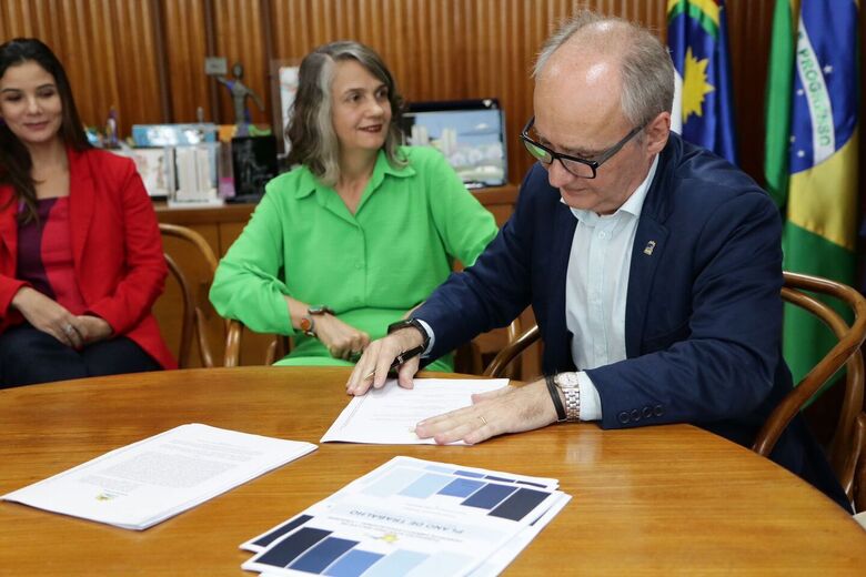 Secretária de Desenvolvimento Social, Direitos Humanos, Juventude e Políticas sobre Drogas, Ana Rita Suassuna, e o reitor da UFRPE, Marcelo Carneiro Leão, assinam documento que firma parceria - Foto: Arthur Mota/Folha de Pernambuco