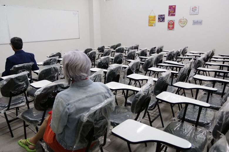 Sala que será disponibilizada para a realização das aulas - Foto: Arthur Mota/Folha de Pernambuco