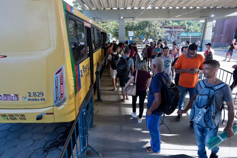 Movimentação no TI Camaragibe. | Foto: Alexandre Aroeira/ Folha de Pernambuco