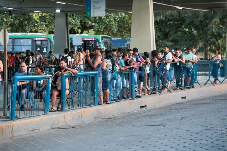 Movimentação no TI Camaragibe. | Foto: Alexandre Aroeira/ Folha de Pernambuco