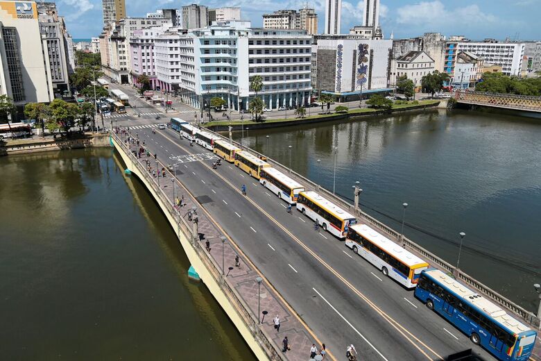 Ônibus foram estacionados em vários pontos da área central do Recife (Foto: Alexandre Aroeira/Folha de Pernambuco)