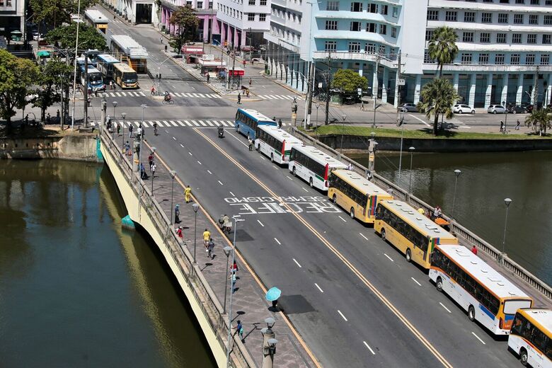 Ônibus foram estacionados em vários pontos da área central do Recife (Foto: Alexandre Aroeira/Folha de Pernambuco)