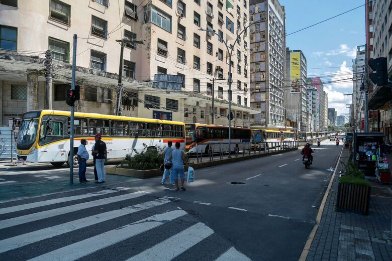 Ônibus foram estacionados em vários pontos da área central do Recife (Foto: Alexandre Aroeira/Folha de Pernambuco)