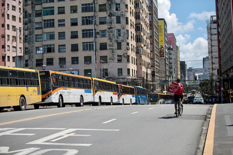 Ônibus foram estacionados em vários pontos da área central do Recife (Foto: Alexandre Aroeira/Folha de Pernambuco)